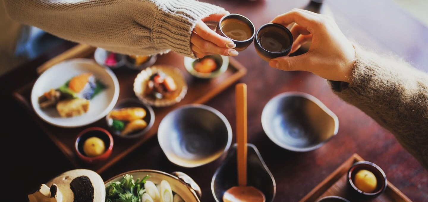 お酒を酌み交わす様子